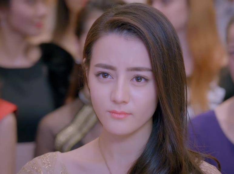 迪丽热巴坐肩膀(主持人不小心踩到热巴裙子)