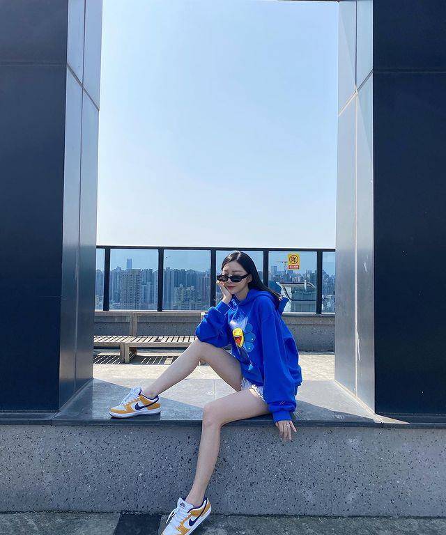 潘玮柏的妻子2022年自拍,告别了比剪刀的过去,风格变得时尚稳重。