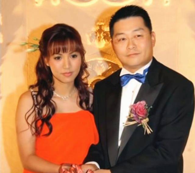 黎瑞恩晒出女儿从小到大的漂亮照片,庆祝18岁生日。她的母亲和女儿看起来像复制和粘贴。