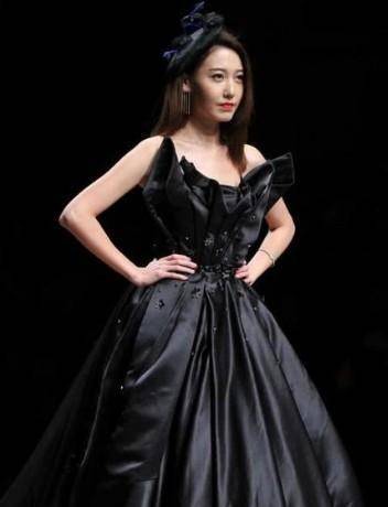 被白百合告密星途陨落,“隐退”7年后,靠演妖艳美人终于翻身(白百合复出)