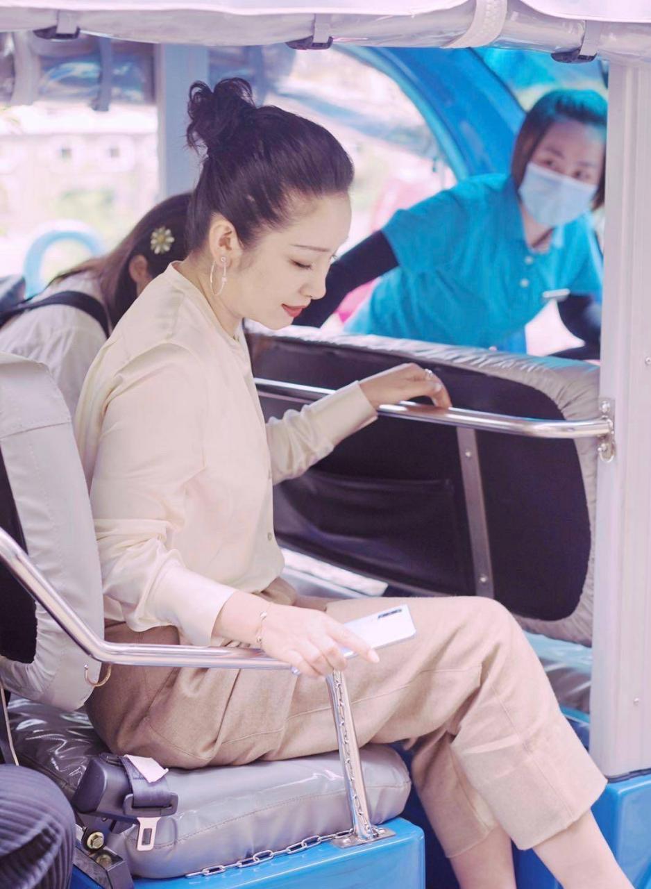 阿曼达的造型太美了,圆领衬衫的丸子头清爽减龄,与女团毫无距离感。