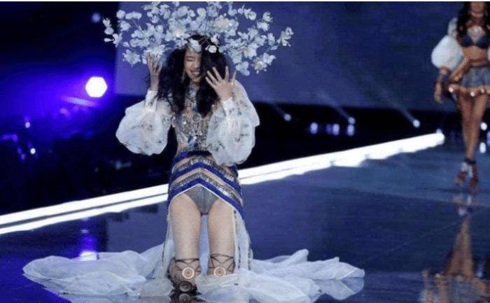 央视美女主持18岁走秀泳裤脱落(央视女主持走秀泳裤滑脱)