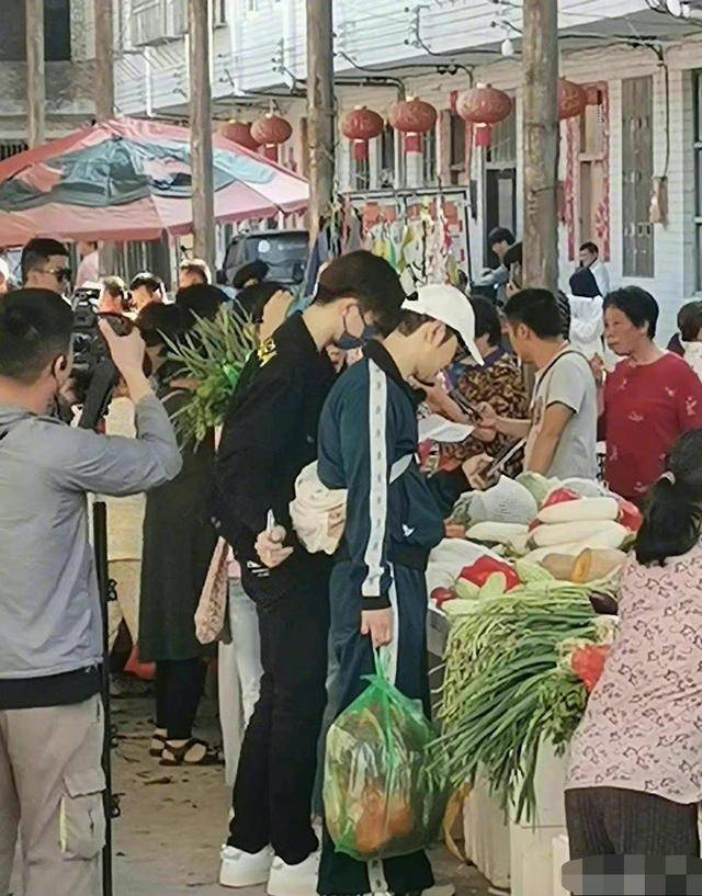 103010成员逛路透社菜市场，尹涛抱菜，安德鲁拎包完美。