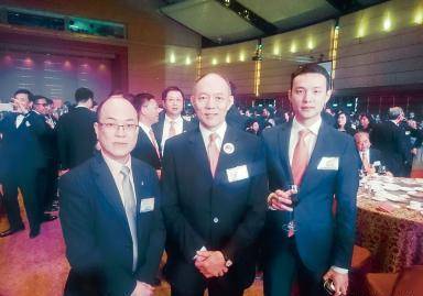 霍的表妹爱上了《绯闻女孩》，却挤走了他的哥哥作为继承人。霍英东彻底看清了这一点。