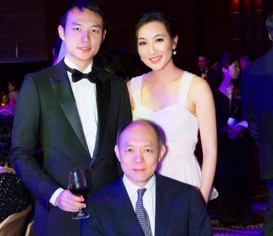 霍的表妹爱上了《绯闻女孩》，却挤走了他的哥哥作为继承人。霍英东彻底看清了这一点。