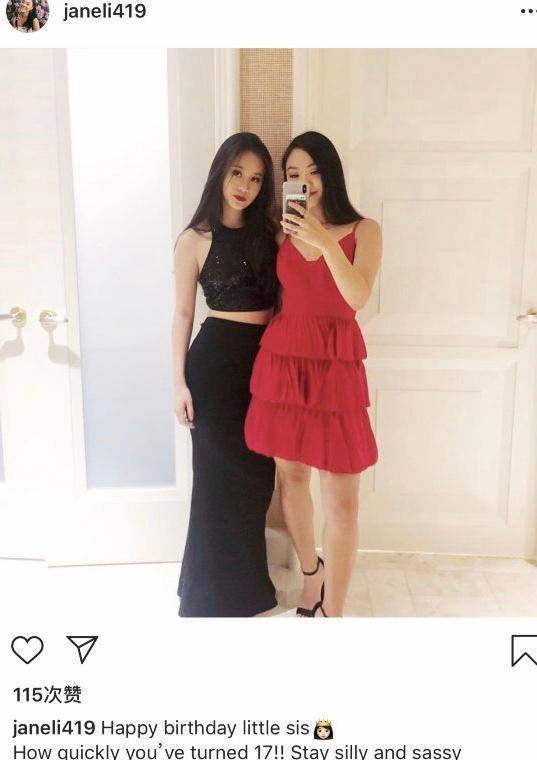 李连杰的两个女儿合影，打扮时尚，姐妹俩颜值不高更像普通人。