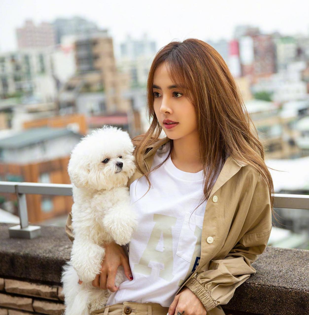 蔡依林的衣服，白色t恤配卡其布短裤，简单清爽，高又少女。