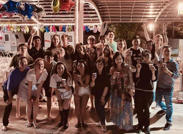 黎瑞恩晒出女儿从小到大的漂亮照片,庆祝18岁生日。她的母亲和女儿看起来像复制和粘贴。