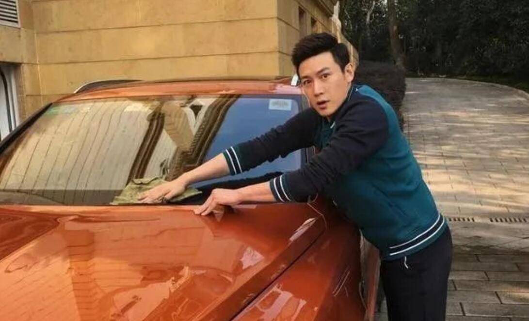 艺鹭的家庭照片无意中透露了他的财富,他的旅行照片充满了长腿。真是一个“长腿”家庭。