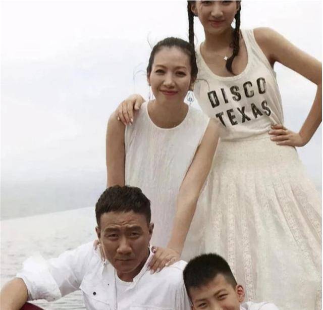 胡军女儿在海边晒美照,19岁的身材堪比超模。网友表示:时尚太猛了。