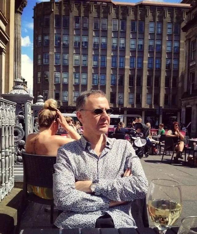 他竭尽全力娶了维纳斯,毫无怨言地养育了三个非亲生的孩子,但夫妻俩的生活依然幸福。