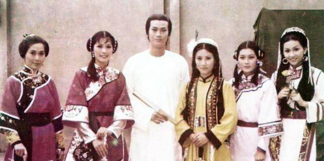 爱余安安:她14岁恋爱,24岁结婚离开,至今仍向往爱情。