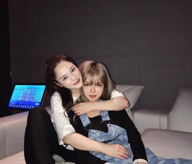 39岁的阿娇晒出一张美到新高度的近照,抱着周洋甜甜一笑。