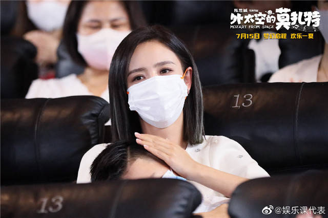 佟丽娅带儿子支持陈思诚新片，港媒一度曝出两人复合传闻。