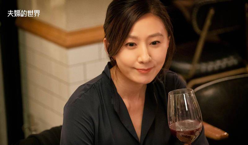 金喜爱庆祝她的生日!PO了一张自拍感谢大家的祝福,但网友们只关注了她的皮肤。