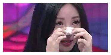 阿达舞台上最无助的时候,公司让她满足了一个男粉丝的要求,她看着就心酸。