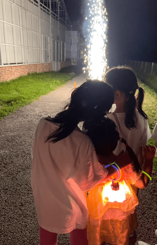 带着家人去摘菜,不再做“二传手”,对张大爱。太甜蜜了。