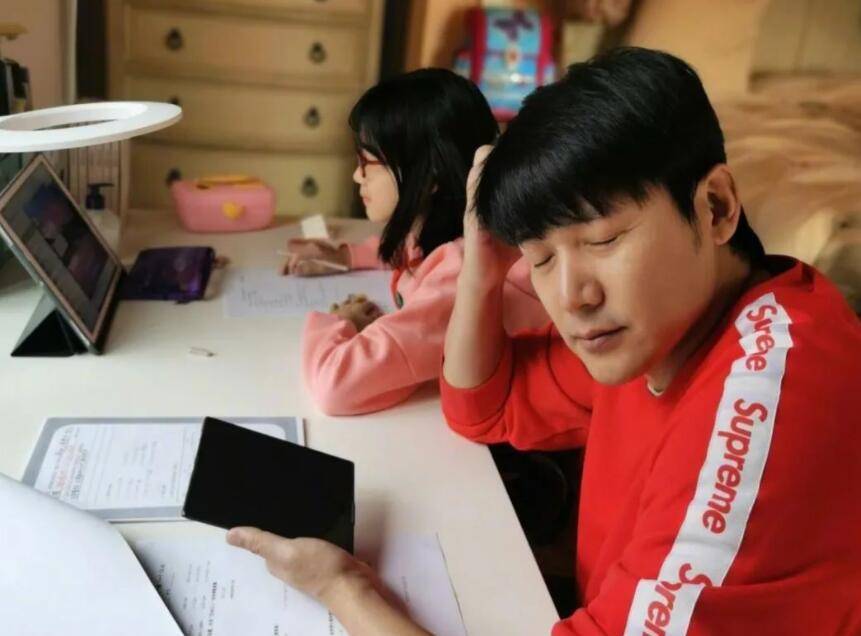 艺鹭的家庭照片无意中透露了他的财富,他的旅行照片充满了长腿。真是一个“长腿”家庭。