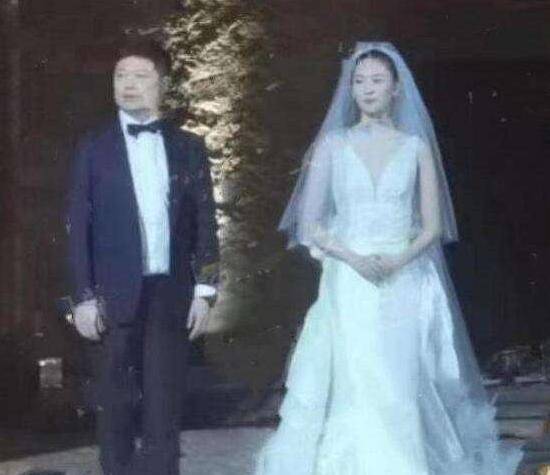 张国立儿子暴打(张国立儿子当街暴打女友)