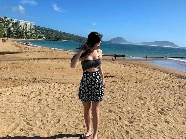 李连杰的两个女儿合影，打扮时尚，姐妹俩颜值不高更像普通人。