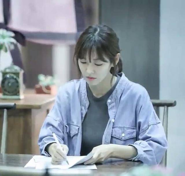 15岁入行演一个缺德少女,脸蛋太艳丽了。40岁时,金素妍的顶楼继续转动着她的眼睛。