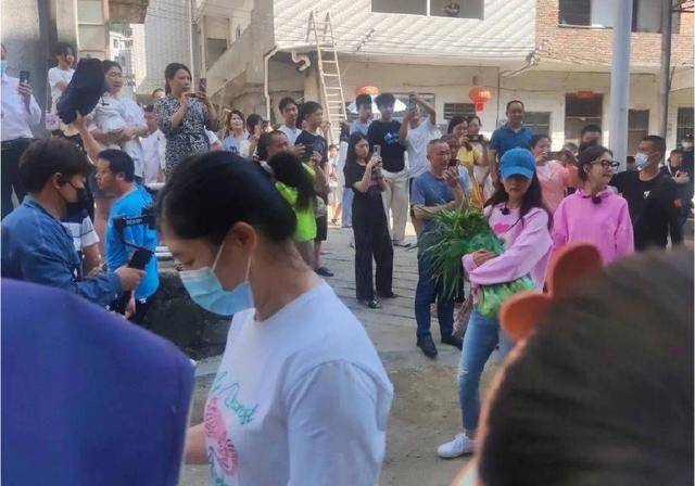 103010成员逛路透社菜市场，尹涛抱菜，安德鲁拎包完美。