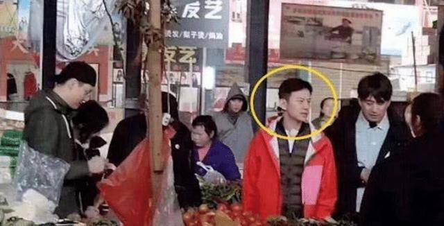 何炅“真人”长什么样?看到台下何炅的真实样子,网友:这是谁的爷爷?