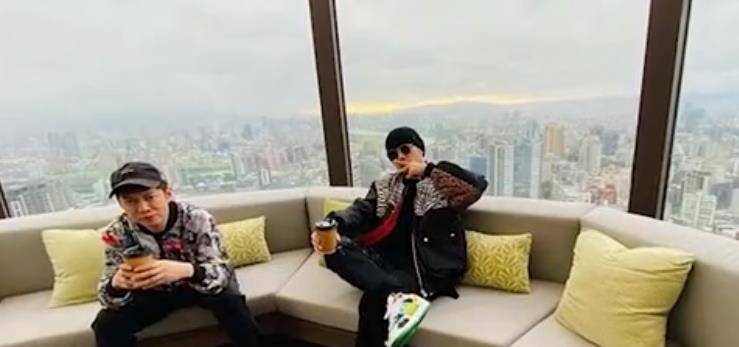 周:六年后,他回来了,又创造了一个奇迹。他娶了一个年轻的模特昆凌,她在四年内失去了生命。