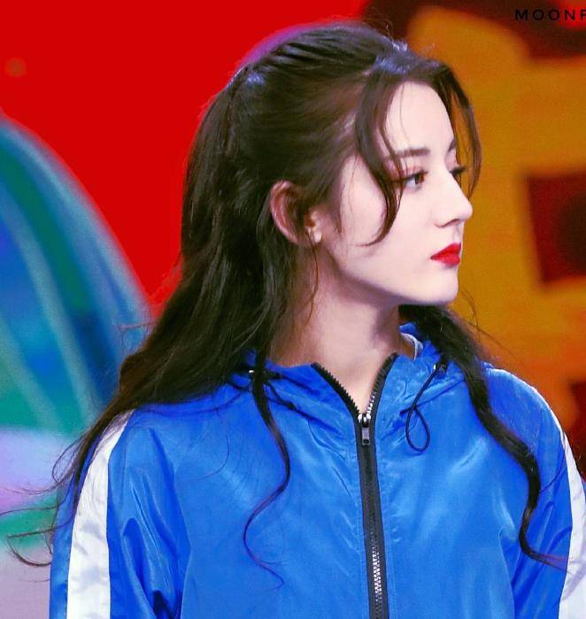 迪丽热巴坐肩膀(主持人不小心踩到热巴裙子)