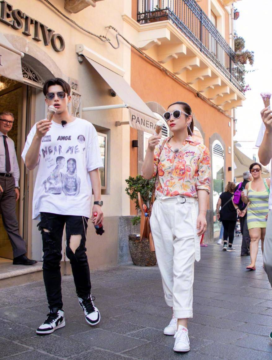 阿曼达的造型太美了,圆领衬衫的丸子头清爽减龄,与女团毫无距离感。