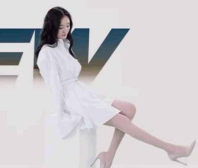 杨幂挑战男友衬衫,镜头对准她腿的时候,网友:你确定你33岁了?