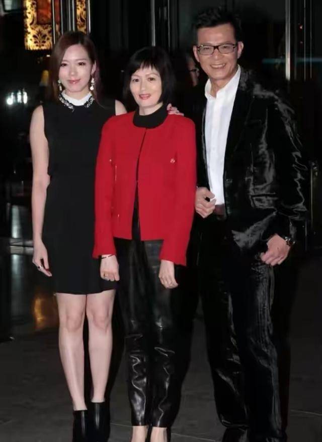 黄日华谈起他死去的妻子很感动,愿意用20元钱换他妻子的命。在她去世之前,她的妻子说她不想去王思佳。