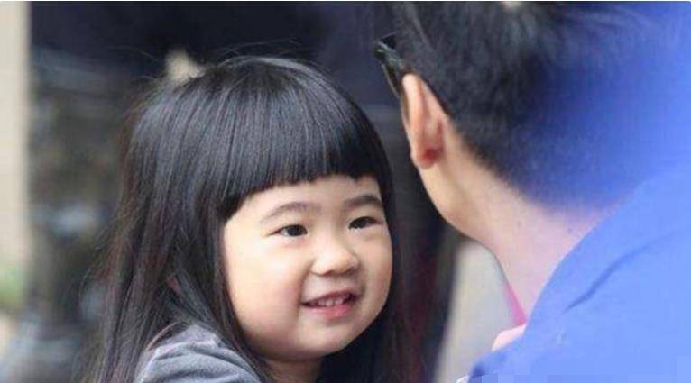 曹格的“丑萌”女儿已经长大了。我被她长腿的近照惊呆了。你确定她只有十岁吗?