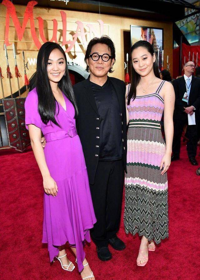 李连杰的两个女儿合影，打扮时尚，姐妹俩颜值不高更像普通人。