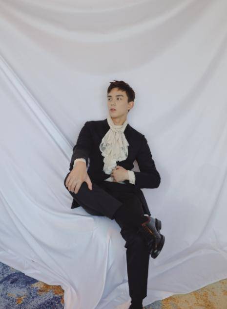 吴磊古装扮相(胡歌吴磊剧照)