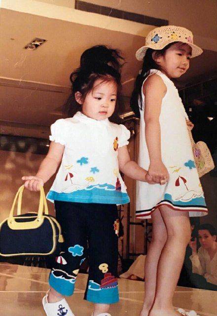 欧阳娜娜演出肩带脱(欧阳娜娜小时候走秀哭)