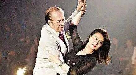 我妻子在同一个地方出了车祸。何鸿燊为什么不允许调查?霍英东揭开了其中的奥秘。