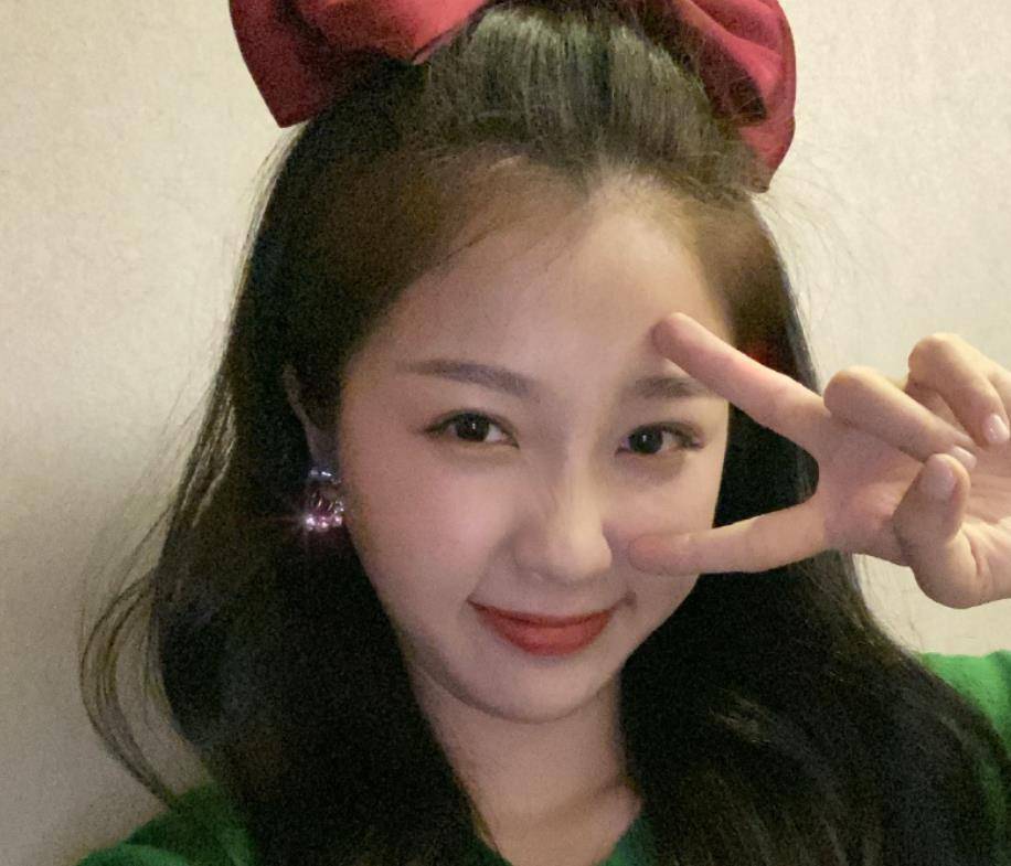 有一种“不死颜值”叫Esther Yu的妈妈,胶原蛋白满满,完全不输女儿。