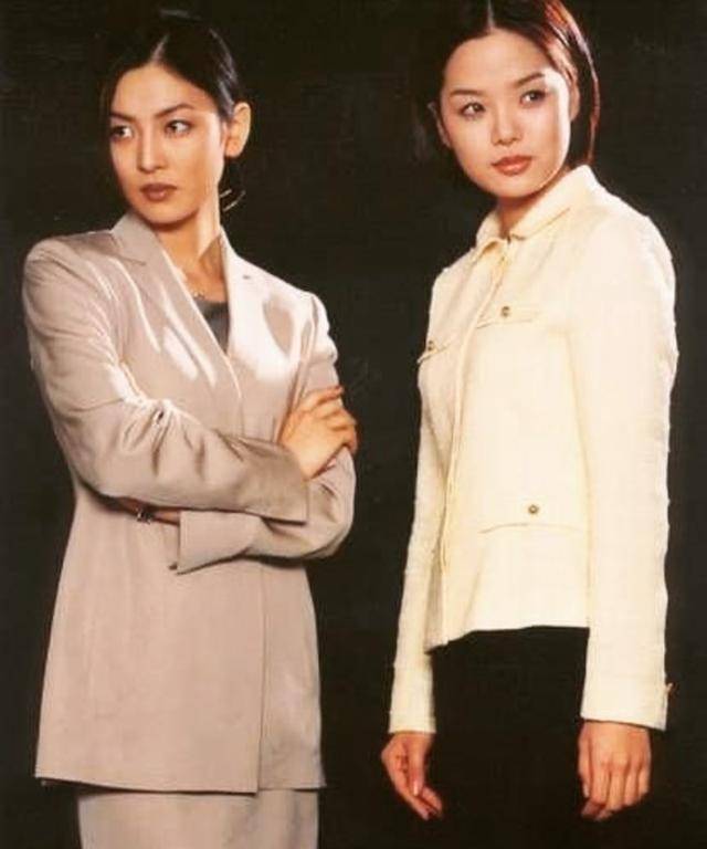 15岁入行演一个缺德少女,脸蛋太艳丽了。40岁时,金素妍的顶楼继续转动着她的眼睛。