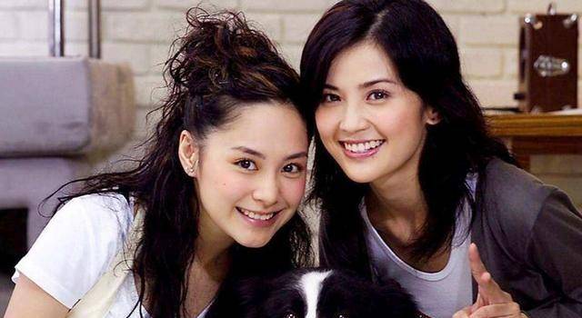 39岁的阿娇晒出一张美到新高度的近照,抱着周洋甜甜一笑。