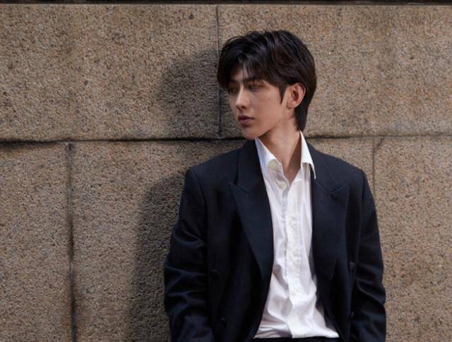 髡残的真实颜值如何在一次活动上被偷拍时一眼看出,下巴太尖不美观?