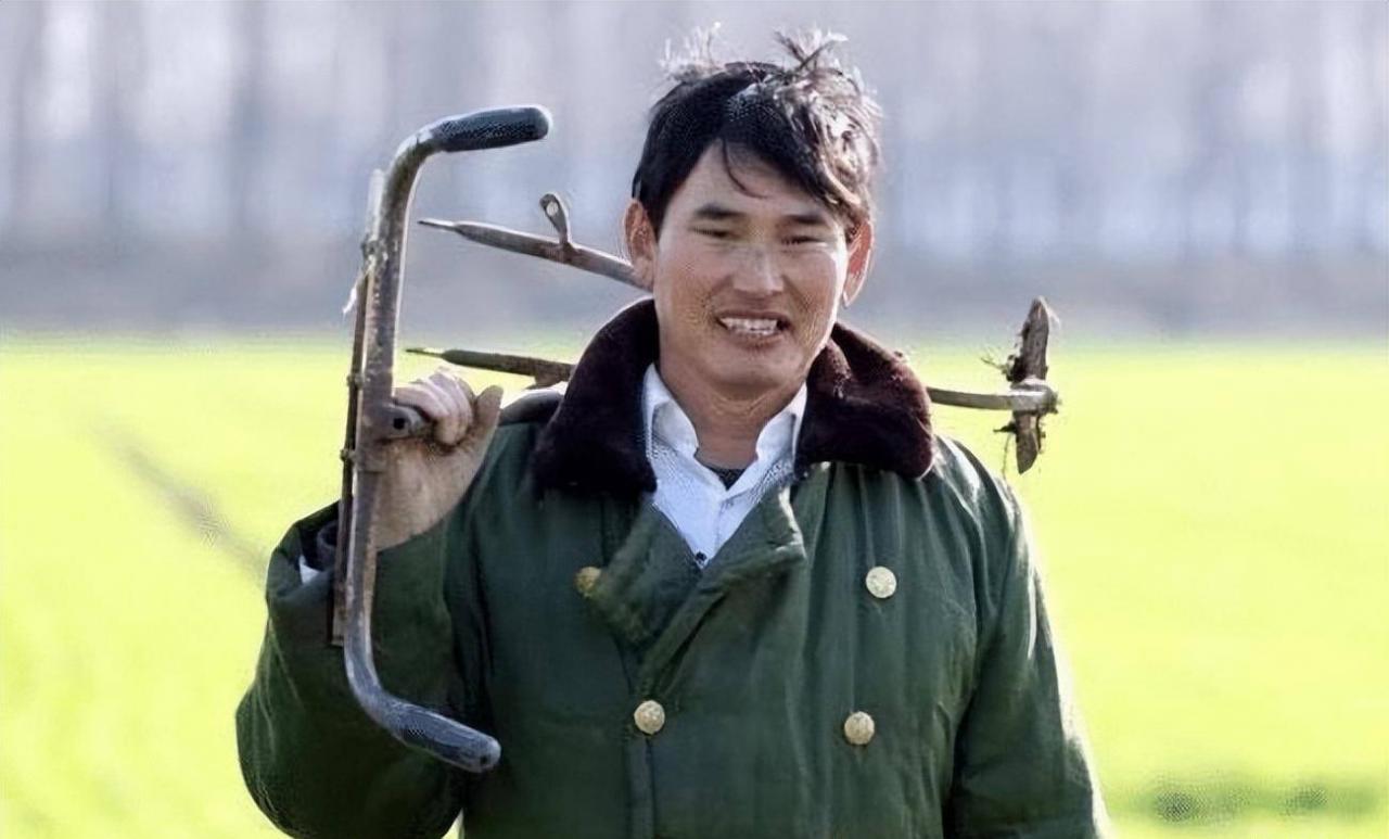 恭喜你！大衣服装进书里！这位明星没有行李，接到通知时正和妻子忙着农活。