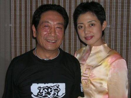 演员王奎荣前妻照片(王奎荣和他的现任妻子照片)