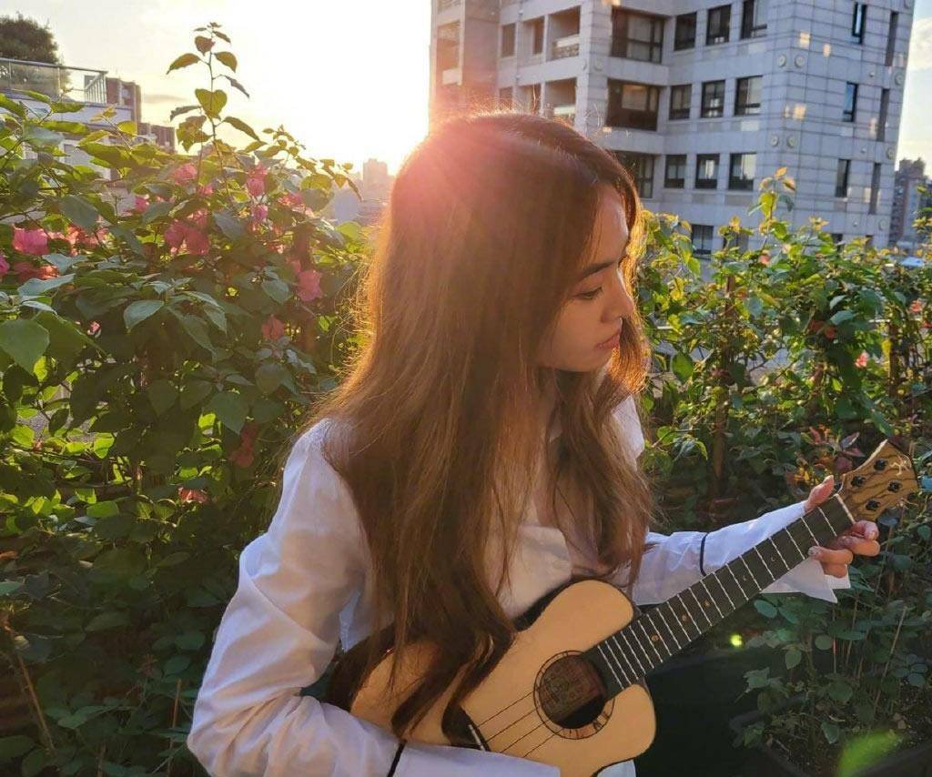 蔡依林的衣服，白色t恤配卡其布短裤，简单清爽，高又少女。