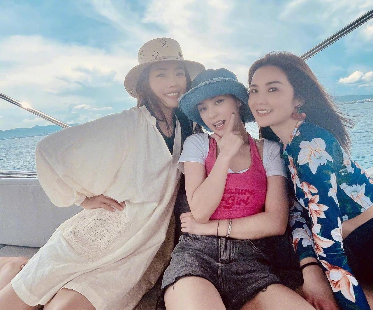 一群香港明星齐聚海南度假！阿娇阿撒乘游艇出海，李冲浪秀美腿。