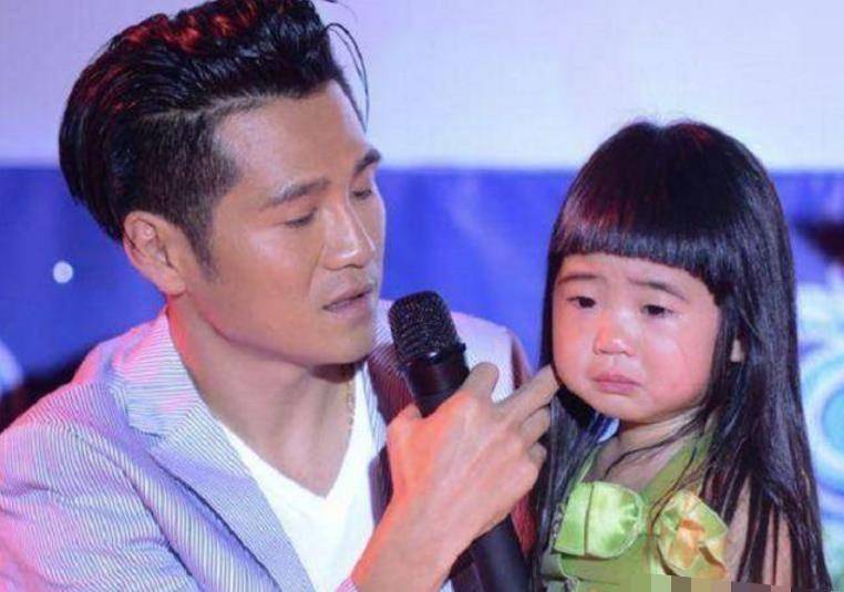 曹格的“丑萌”女儿已经长大了。我被她长腿的近照惊呆了。你确定她只有十岁吗?