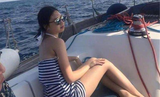 胡军女儿在海边晒美照,19岁的身材堪比超模。网友表示:时尚太猛了。