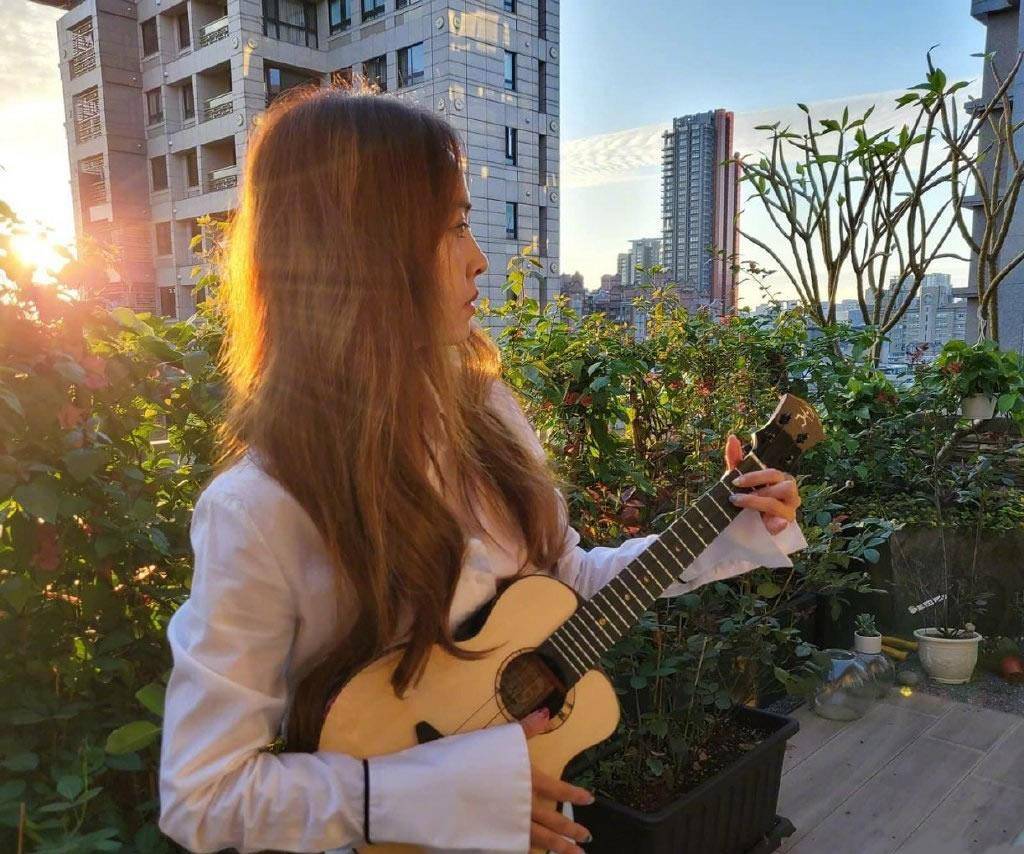 蔡依林的衣服，白色t恤配卡其布短裤，简单清爽，高又少女。