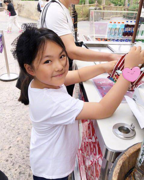 11岁王诗龄身高赶上李湘!(李湘女儿王诗龄照片)