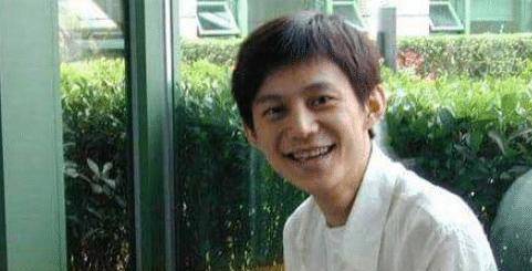 何炅“真人”长什么样?看到台下何炅的真实样子,网友:这是谁的爷爷?